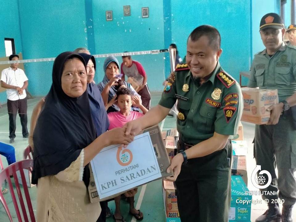 Perhutani Perhutani Saradan Serahkan Bantuan Sembako Untuk Korban