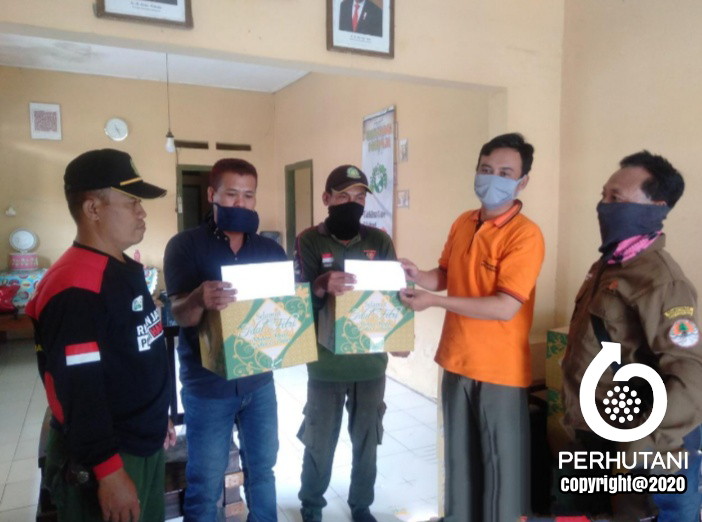 Perhutani Perhutani Mojokerto Berikan Bingkisan Lebaran Pada Pekerja