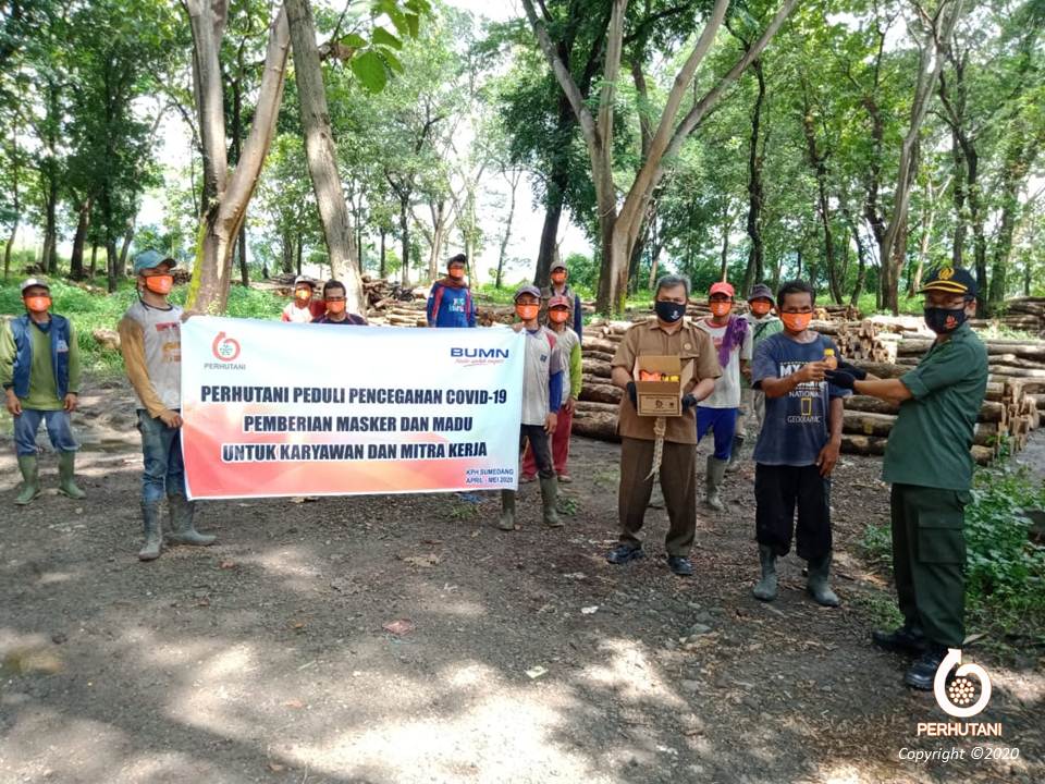 Perhutani Perhutani Bagikan Madu Dan Masker Kepada Mitra Kerja Cegah