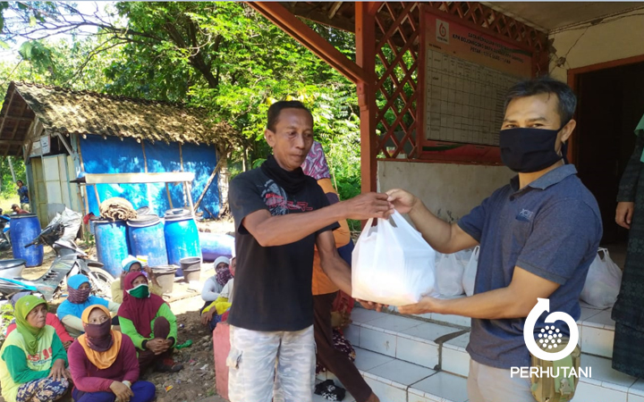 Perhutani Perhutani Bagikan Paket Sembako Dan Alat Sholat Kepada Tenaga