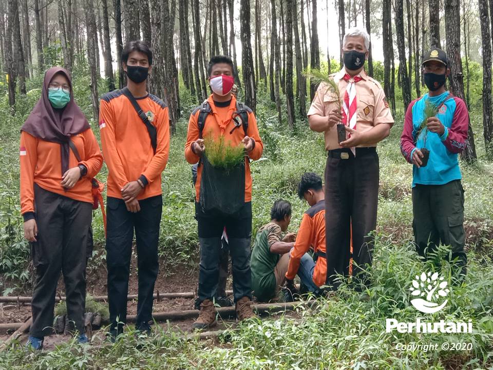 Perhutani Perhutani Bersama Saka Wanabakti Kota Sukabumi Lakukan Bakti