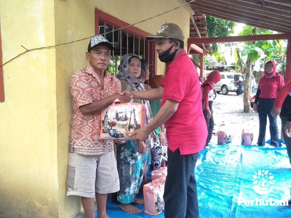 Perhutani Perhutani Bagikan Paket Sembako Kepada Masyarakat Pinggiran