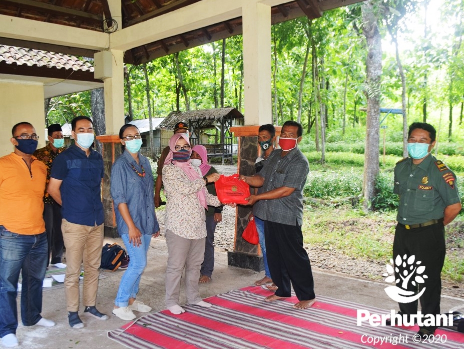 Perhutani Perhutani Bagikan 400 Paket Sembako Untuk Mitra Kerjanya Di