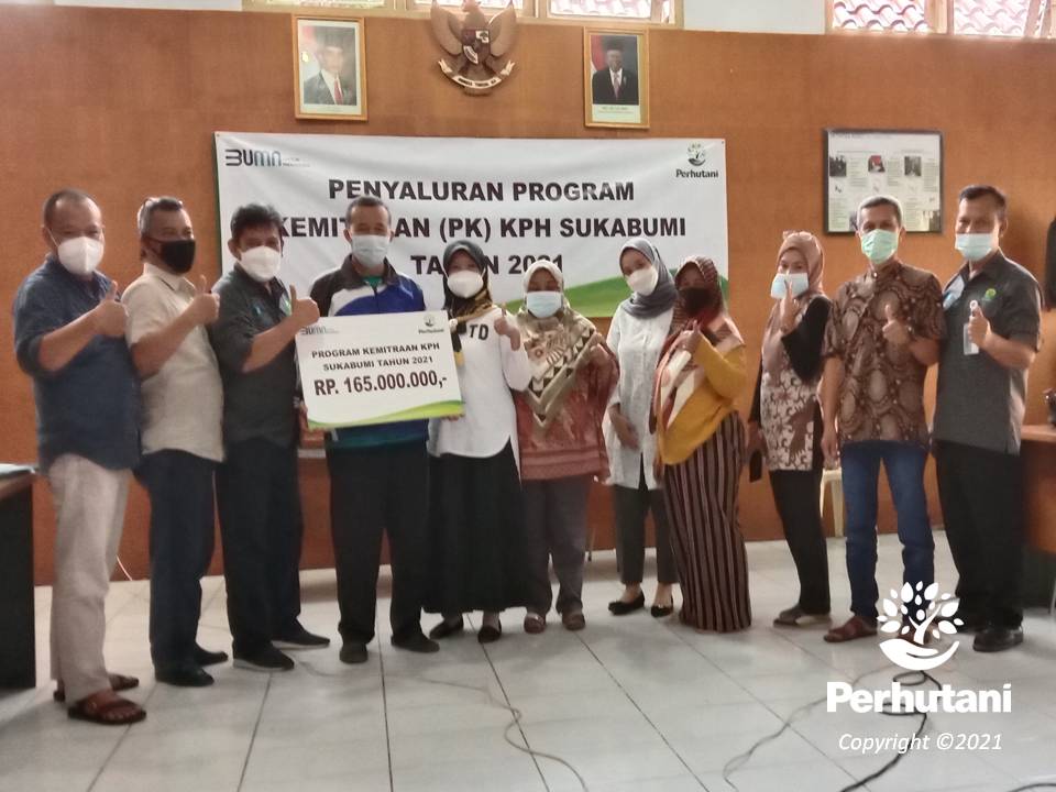 Perhutani Perhutani Serahkan Dana Program Kemitraan Kepada Calon Mitra