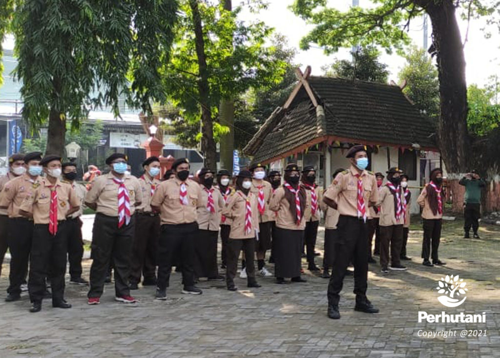 Perhutani Perhutani Bersama Saka Wanabakti Bersihkan Lingkungan