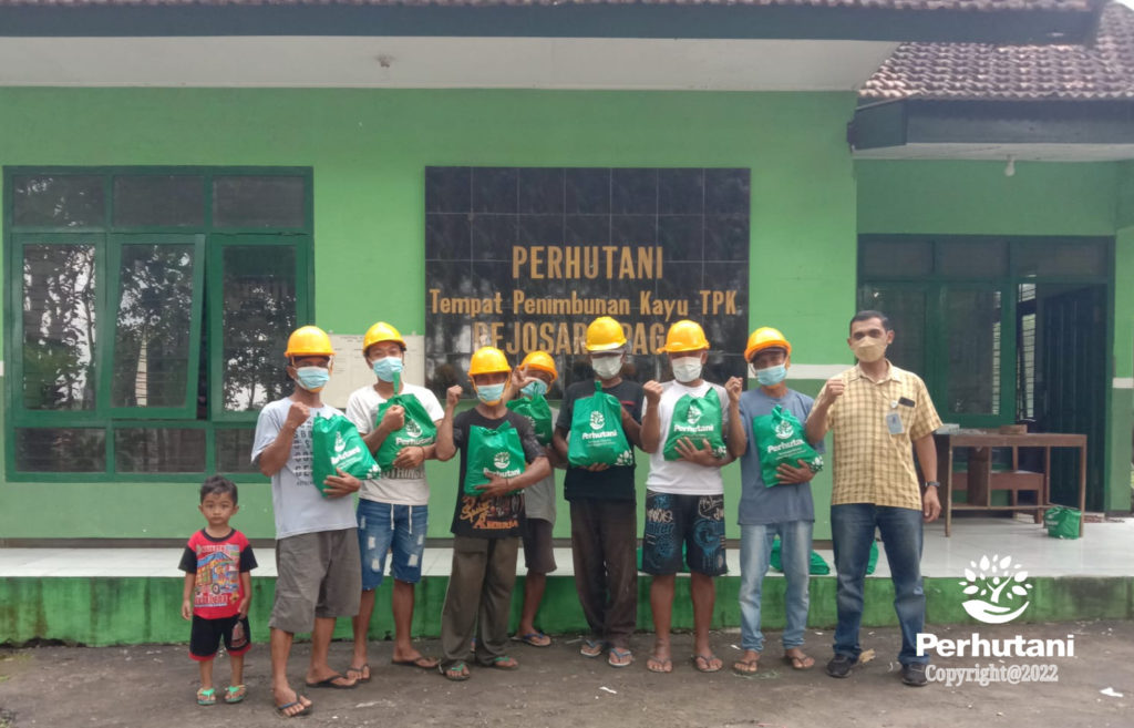 Perhutani Perhutani Bagikan Paket Sembako Untuk Pekerja Hutan Di