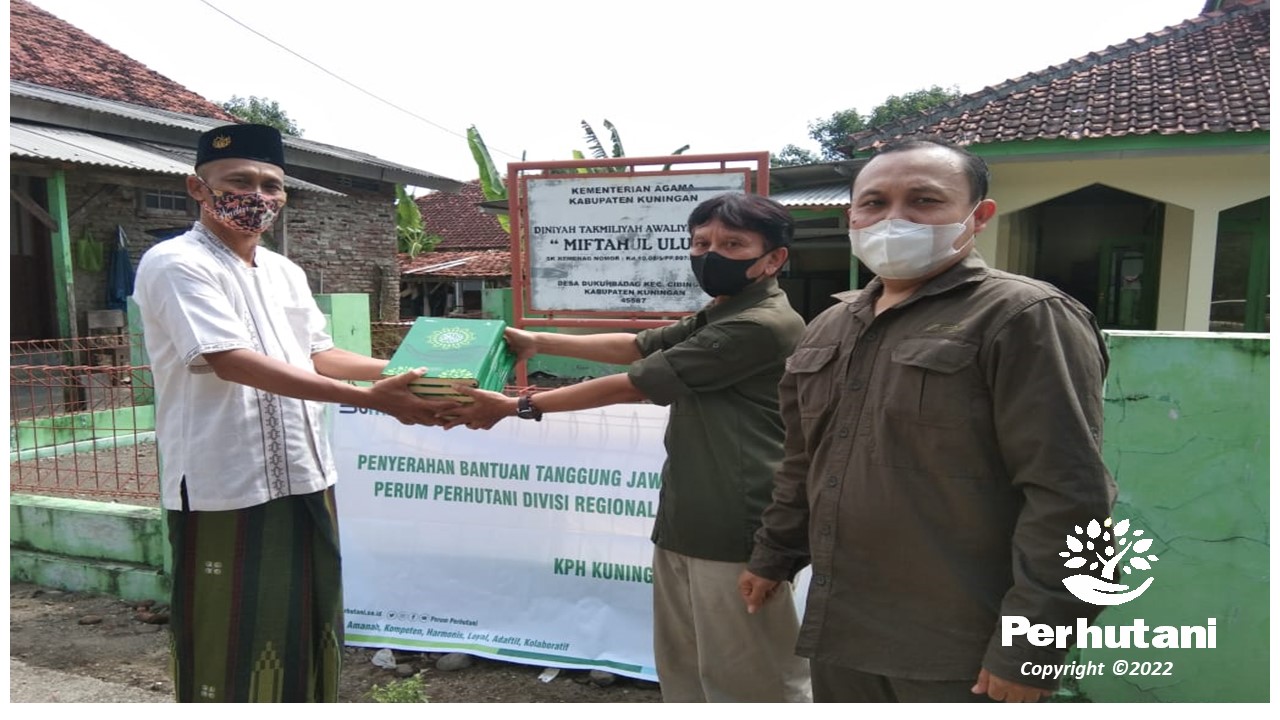 Perhutani Sambut Idul Fitri Perhutani Bagikan Puluhan Buku Al Qur An