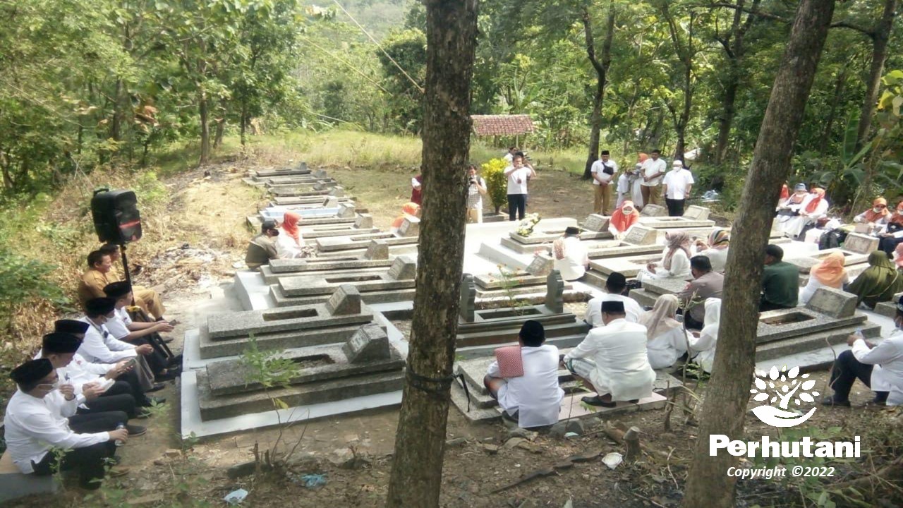 Perhutani Perhutani Ikuti Ziarah Kubur Ke Makam Para Leluhur Dalam