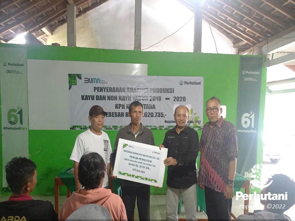 Perhutani Perhutani Berikan Sharing Produksi Kayu Dan Getah Rp 465 Juta