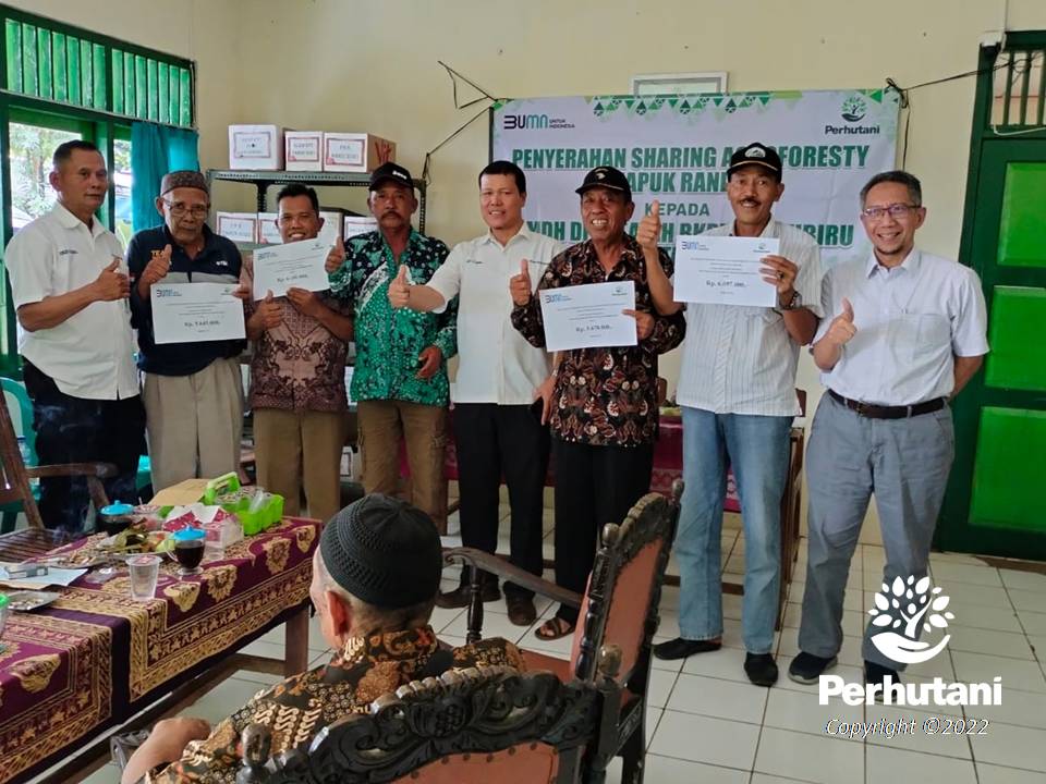 Perhutani Perhutani Serahkan Sharing Agroforestry Pada Lmdh Di Pati