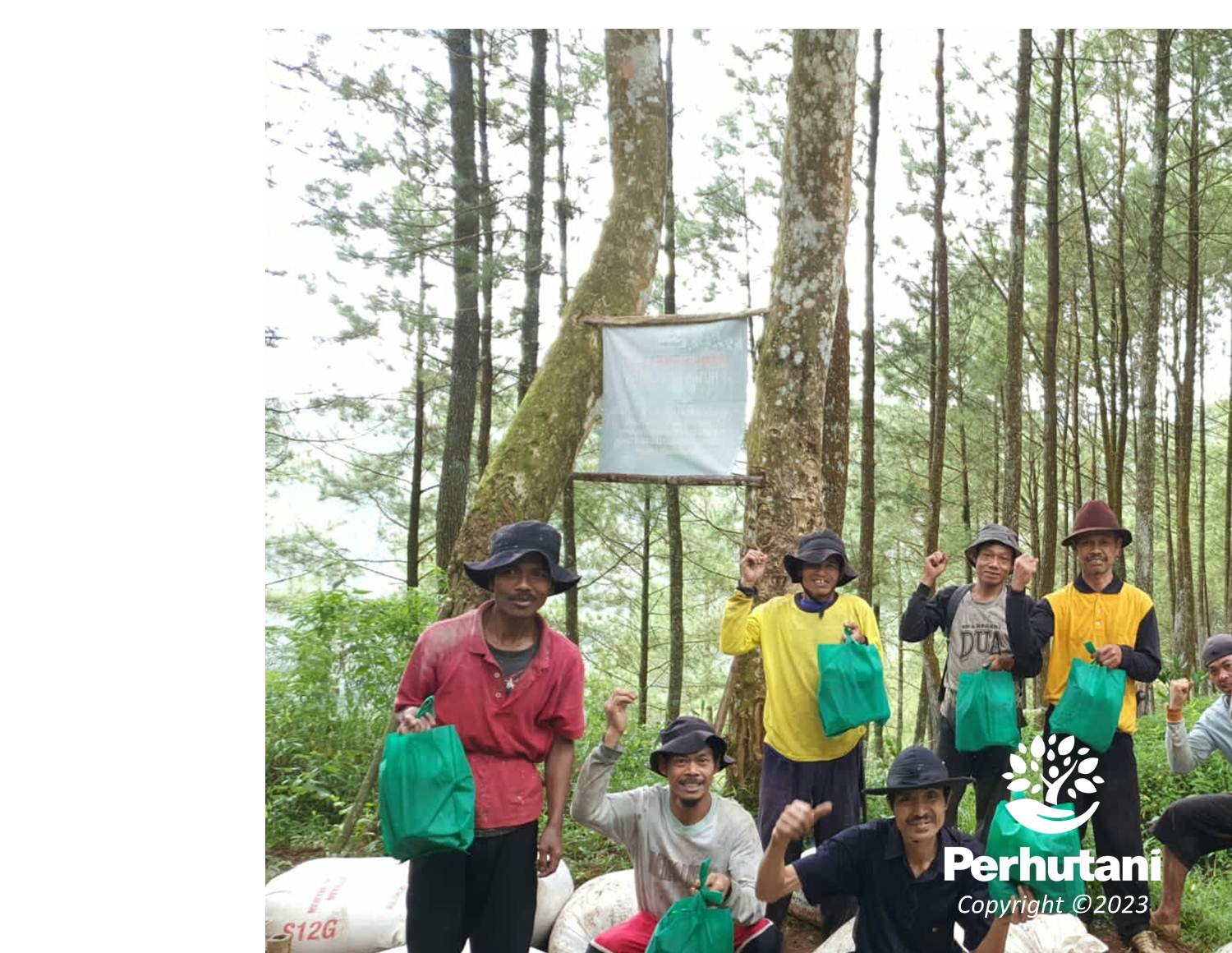 Perhutani Perhutani Bandung Selatan Serahkan Bantuan Sembako Untuk