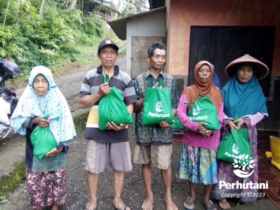 Perhutani Perhutani Bagikan Paket Lebaran Bagi Pekerja Hutan Di