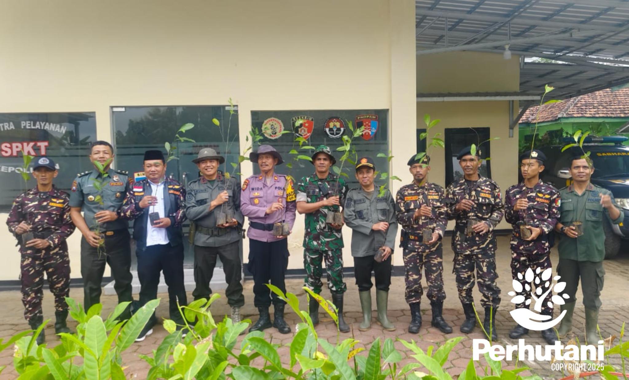 Perhutani Perhutani Bondowoso Gelar Penanaman Pohon Bersama Stakeholder