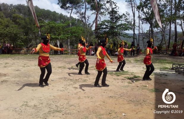 Perhutani Hut Ke 4 Wisata Pantai Lampon Kebumen Dimeriahkan Lomba Seni Budaya Dan Kuliner Lokal 3254