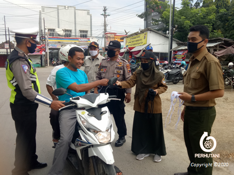 Perhutani Perhutani Bagikan Masker Bagi Pengguna Jalan Di Randublatung ...