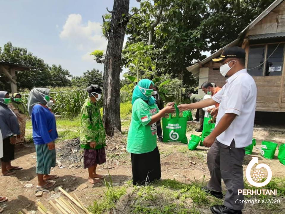 Perhutani Di Tengah Pandemi Covid-19, Perhutani Bagikan Masker Dan ...