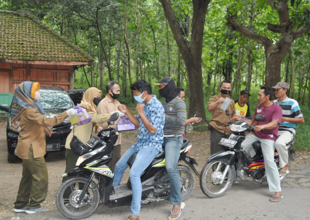 Perhutani Perhutani Bagikan Masker Dan Takjil Kepada Masyarakat Desa ...