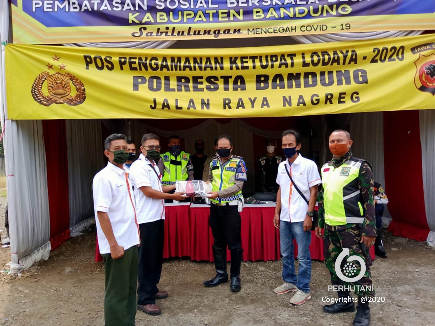 Perhutani Di Tengah Pandemi Covid-19, Perhutani Bagikan Ribuan Masker ...