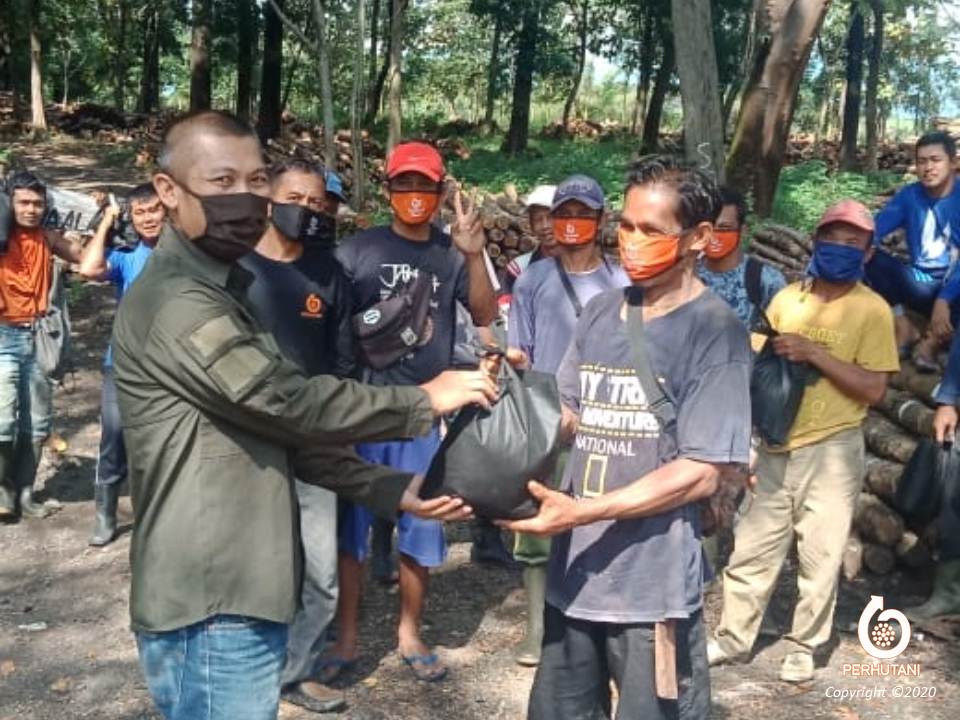 Perhutani Wujudkan Kepedulian Pada Mitra Kerja Di Sumedang Perhutani