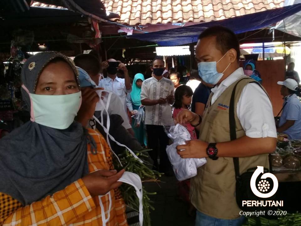 Perhutani Antisipasi Covid 19, Perhutani Bagikan Masker Bagi Masyarakat ...