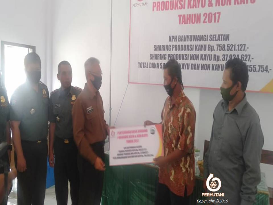 Perhutani Perhutani Serahkan Dana Sharing Sebesar Rp Juta Kepada LMDH Di Banyuwangi