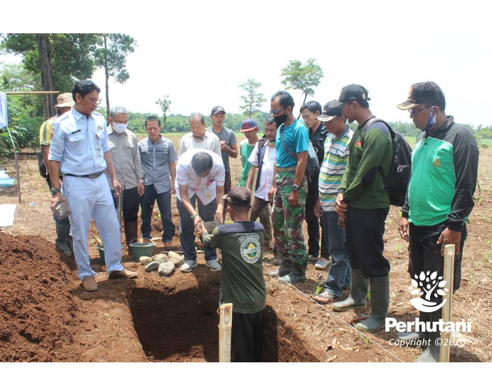 Perhutani Perhutani Bersama Lmdh Awali Peletakan Batu Pertama Gerbang Wisata Rintisan Buper 0054