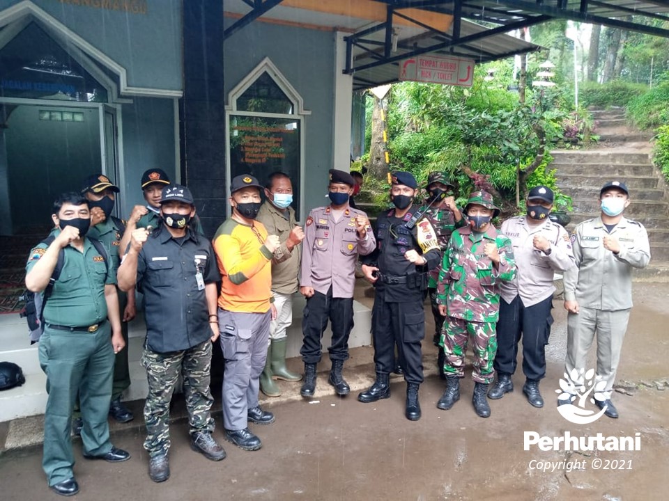 Perhutani Perhutani Bersama Tni Dan Polri Gelar Patroli Gabungan Di Lereng Lawu Perhutani