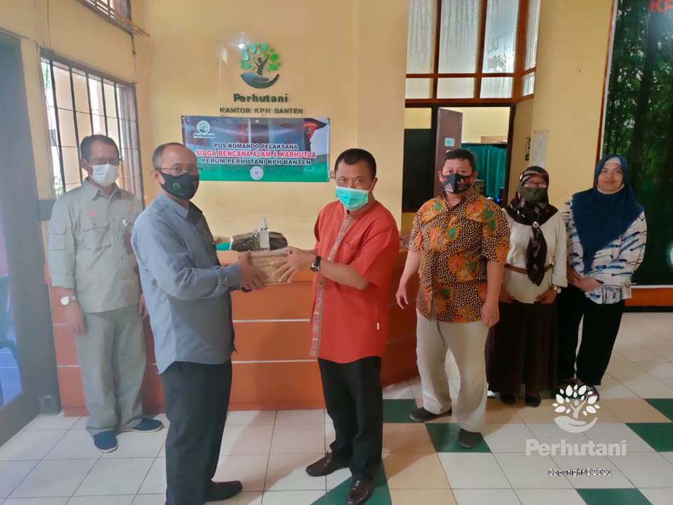 Perhutani Perhutani Bagikan Masker, Vitamin Dan Hand Sanitizer Kepada ...