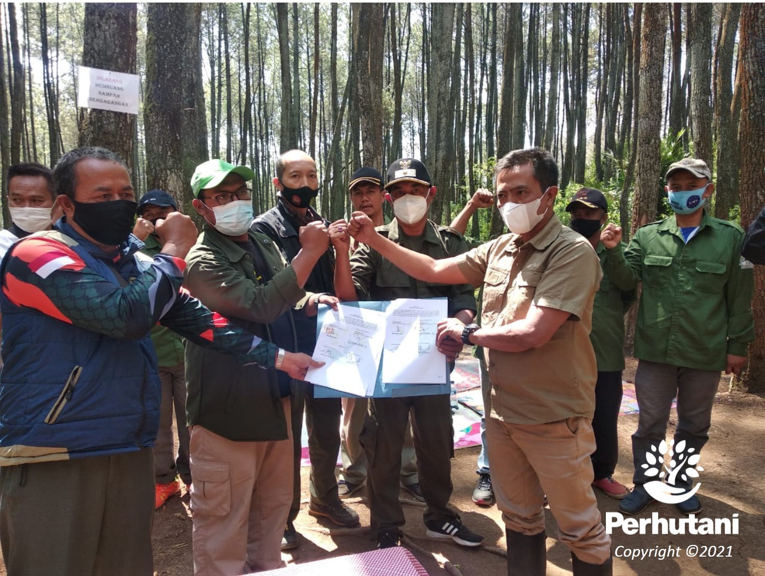 Perhutani Perhutani Bersama Lmdh Sinar Roda Jaya Tandatangani Pks Hutan Pangkuan Desa Di Bandung 3831