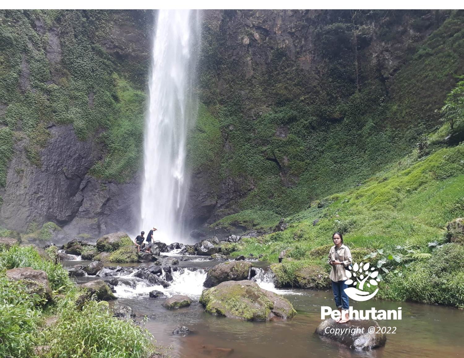 Perhutani Libur Tahun Baru 2022 Pengunjung Disuguhkan Air Terjun Terbaik Di Curug Pelangi 8304