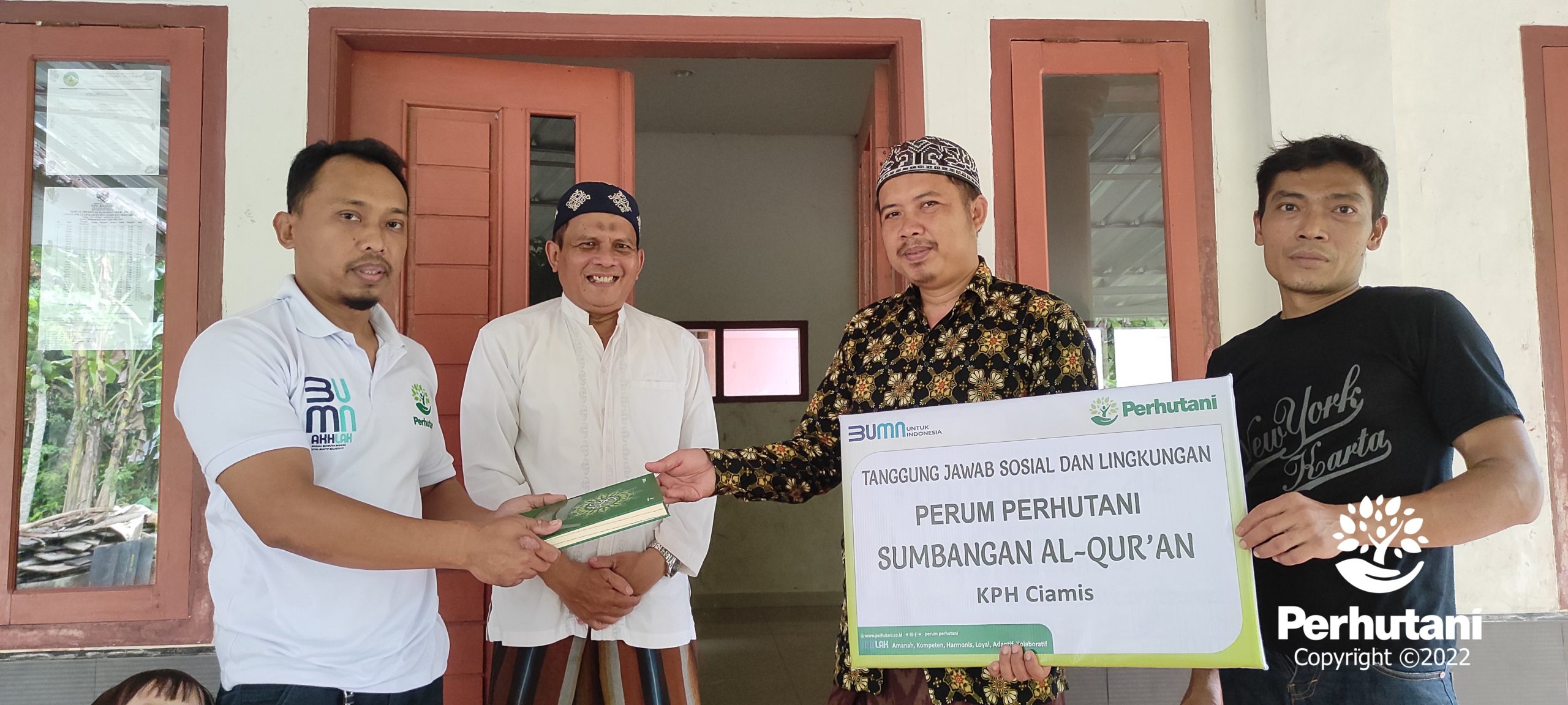 Perhutani PERHUTANI SERAHKAN SUMBANGAN AL QURAN UNTUK PESANTREN AL ...