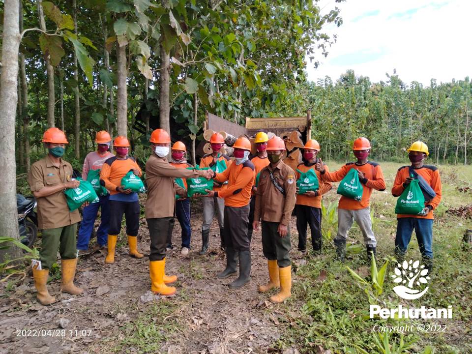 Perhutani Perhutani Bagikan 516 Paket Sembako Untuk Pekerja Hutan Di ...