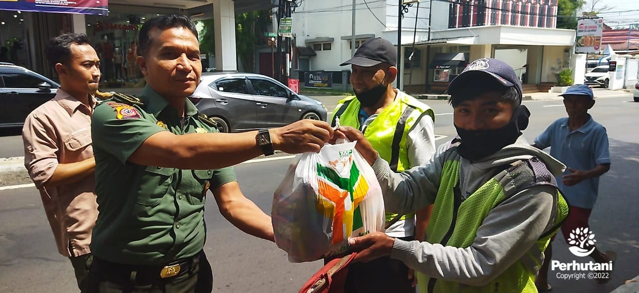 Perhutani BERSIH RAMADHAN PERHUTANI BAGIKAN PAKET SEMBAKO KEPADA WARGA ...