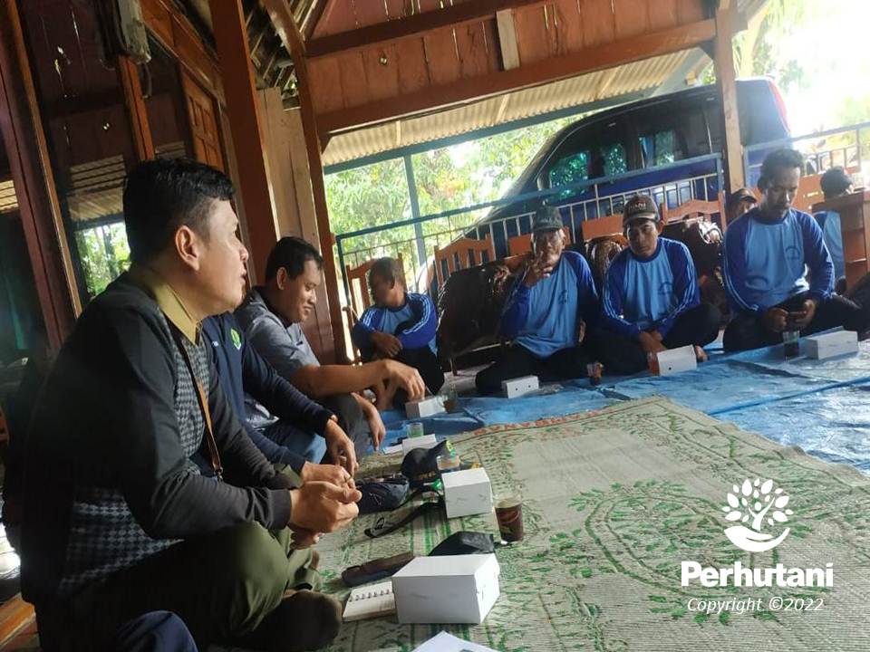 Perhutani Perhutani Saradan Adakan Pembinaan Dan Penguatan Kelembagaan Lmdh Di Desa Bobol