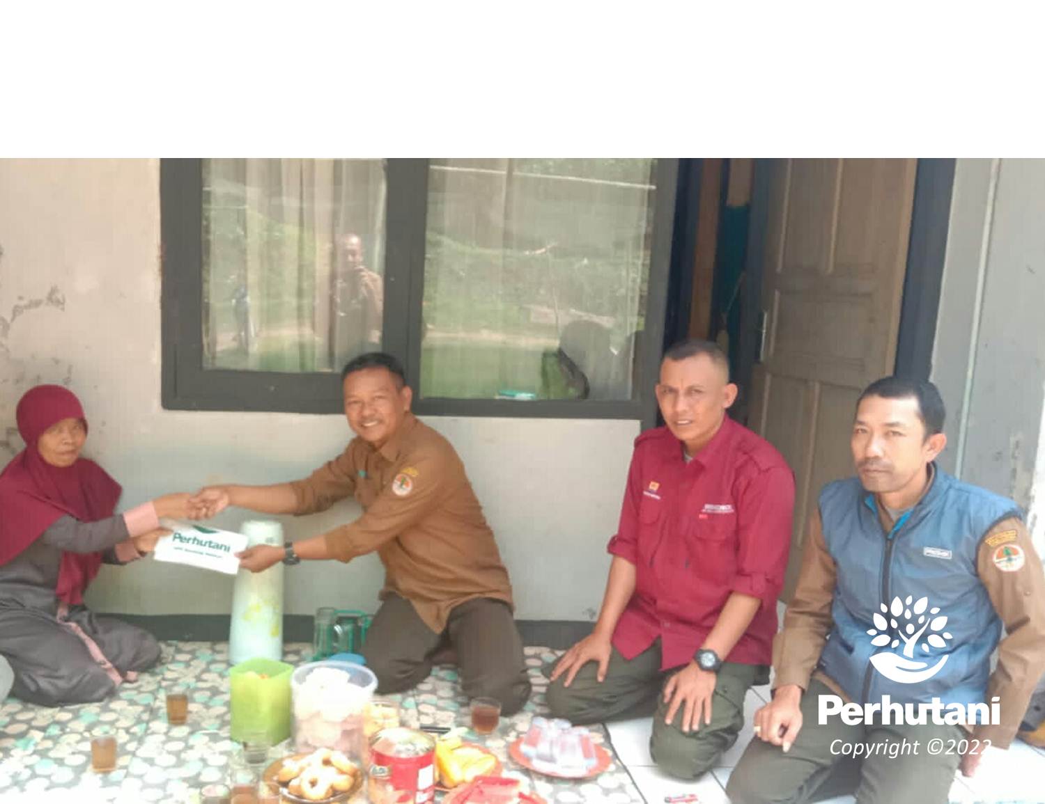 Perhutani Perhutani Bandung Selatan Serahkan Santunan Untuk Penyadap ...