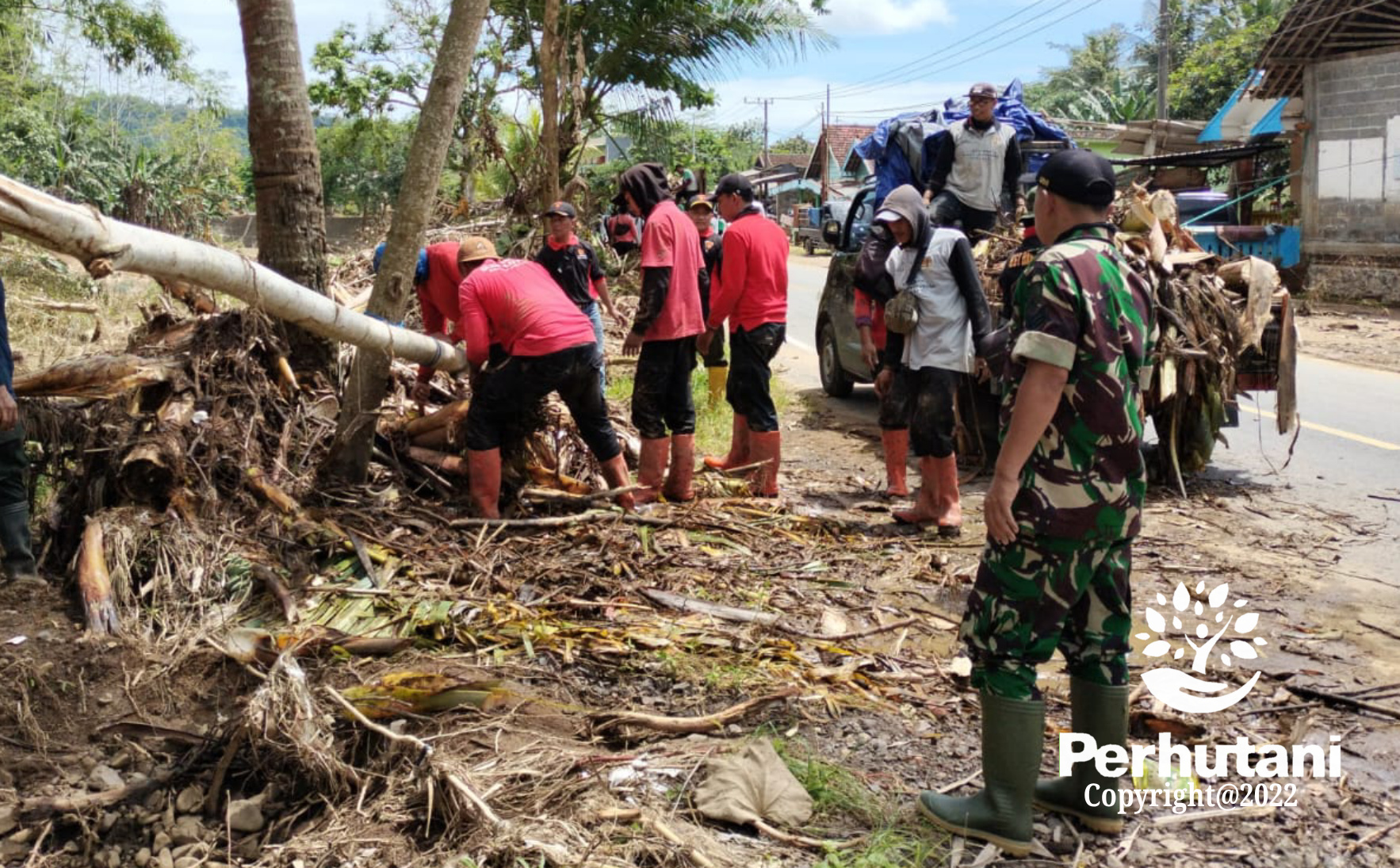 Perhutani Perhutani KPH Malang Bantu Evakuasi Warga Terdampak Banjir ...