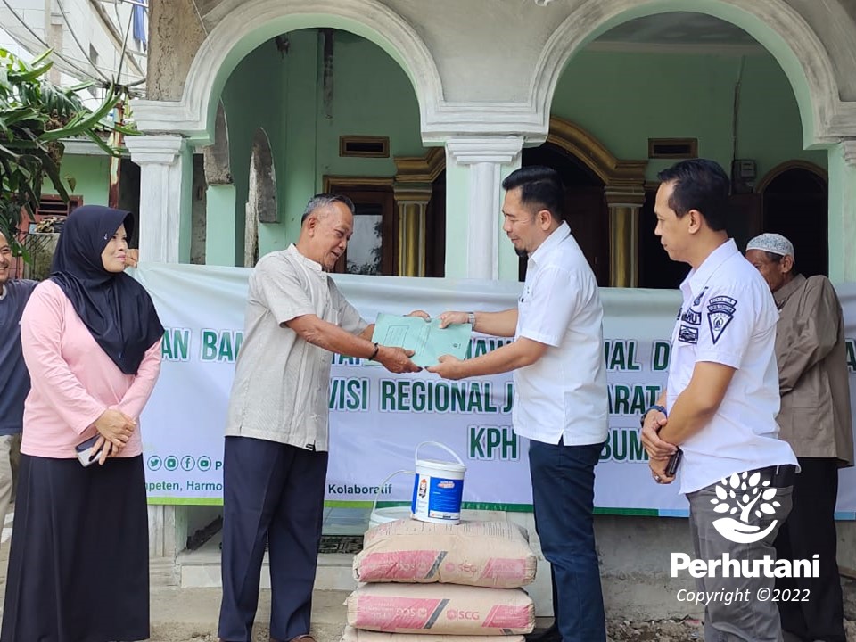 Perhutani Perhutani Serahkan Bantuan Tjsl Untuk Sarana Sanitasi Layak Di Sukabumi Perhutani