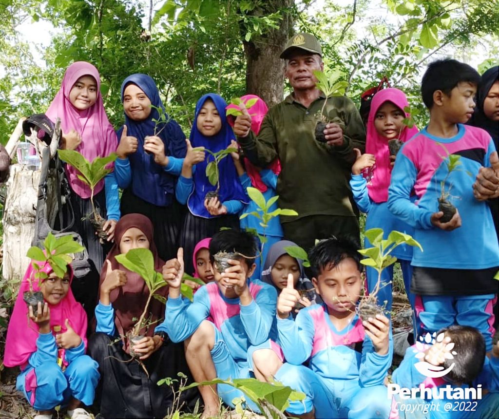 Perhutani Perhutani Bersama Siswa Siswi Sdn Tembayangan Lakukan Penanaman Pohon Bersama Di