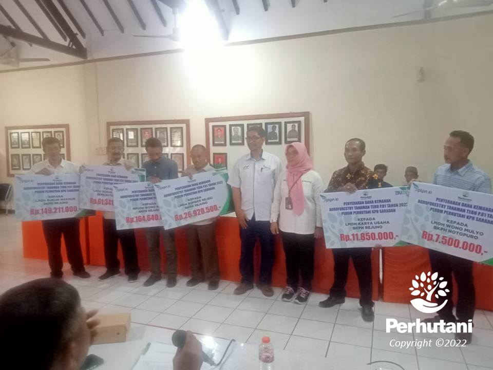 Perhutani Perhutani Bersama PTPN XI Serahkan Dana Keamanan Rp Juta Kepada LMDH Perhutani