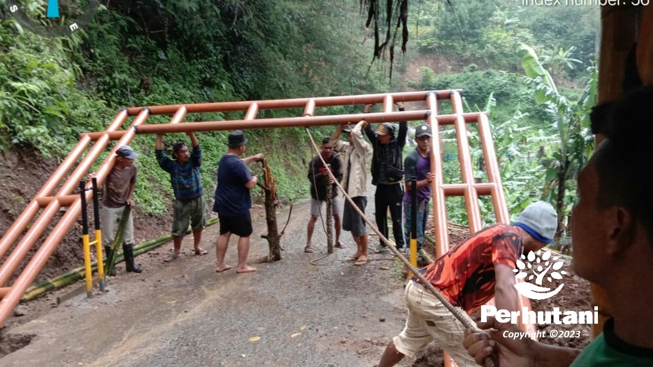 Perhutani Perhutani Bersama Pemdes Dan Lmdh Bahu Membahu Bangun Gapura Wisata Situ Wulukut 8946