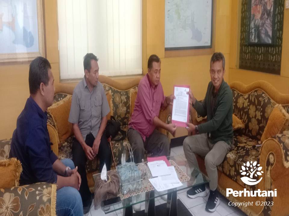 Perhutani Perhutani Dan Plmdh Selaras Teken Pks Tpm Di Banyuwangi