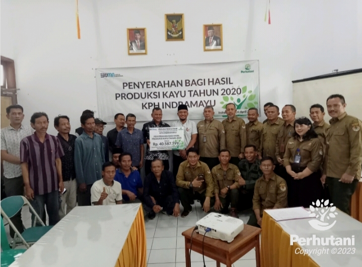 Perhutani Perhutani Serahkan Sharing Produksi Kayu Tahun Kepada Lmdh Di Indramayu Perhutani