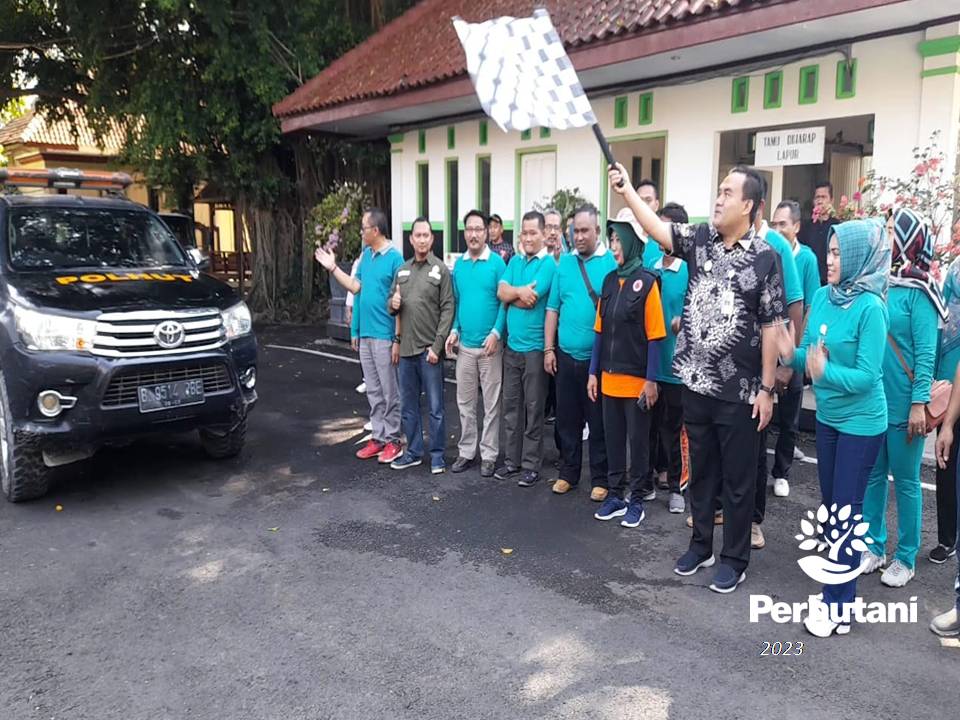 Perhutani Perhutani Salurkan Tangki Air Bersih Bagi Masyarakat