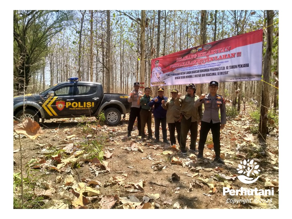 Perhutani Perhutani Tuban Bersama Polri Lakukan Patroli Gabungan Dan Memasang Rambu Rambu