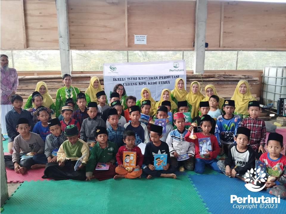 Perhutani Perhutani Dan Iik Serahkan Bantuan Kepada Pondok Pesantren